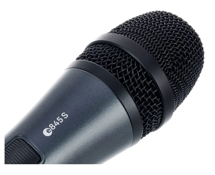 Sennheiser E845-S, loggan och ytan