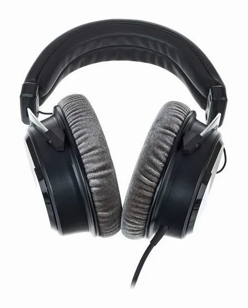 Superlux HD-660 Pro 32 Ohms, kabelingången vid hörkåpan