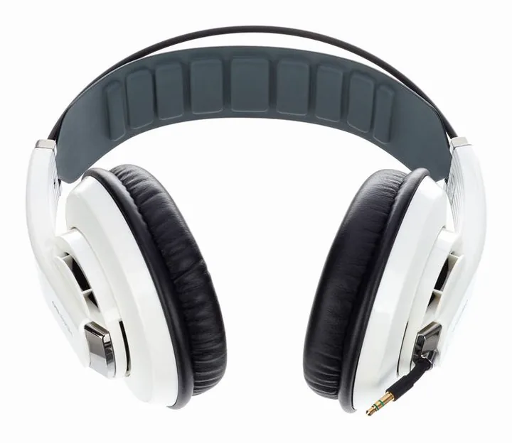 Superlux HD-681 Evo WH, kabelingången vid hörkåpan