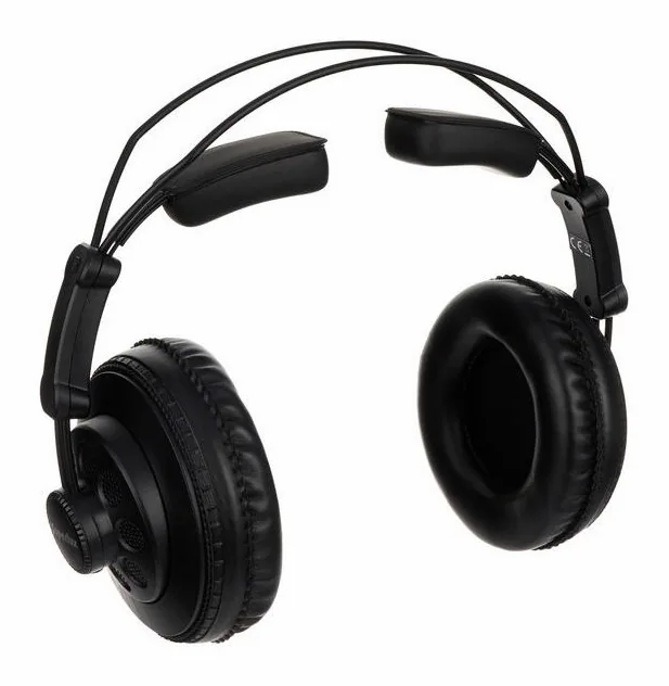 Superlux HD-668 B, kabelingången vid hörkåpan