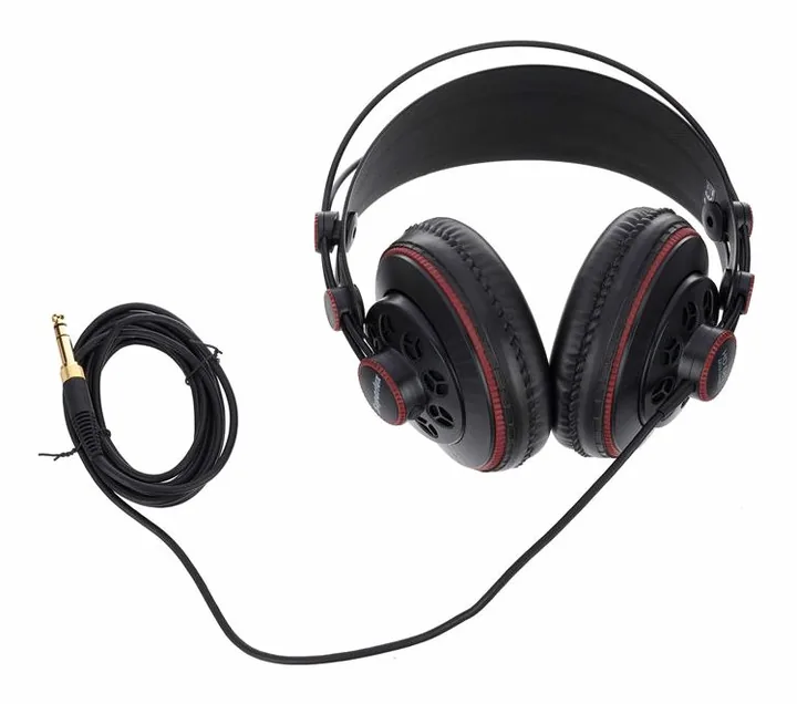 Superlux HD-681, kabelingången vid hörkåpan