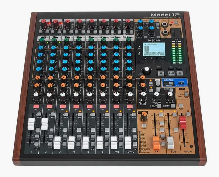 Tascam Model 12, ingångarna på framsidan
