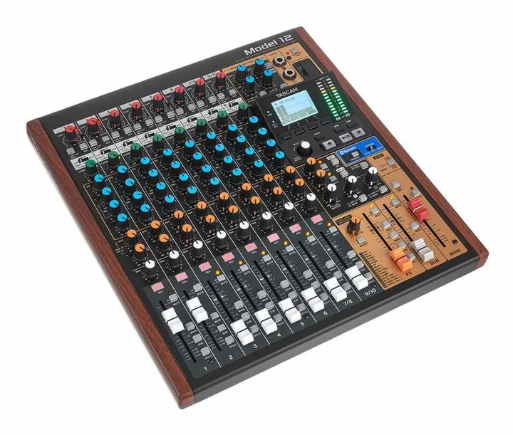 Tascam Model 12, anslutningarna på baksidan