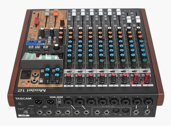 Tascam Model 12, anslutningarna på baksidan
