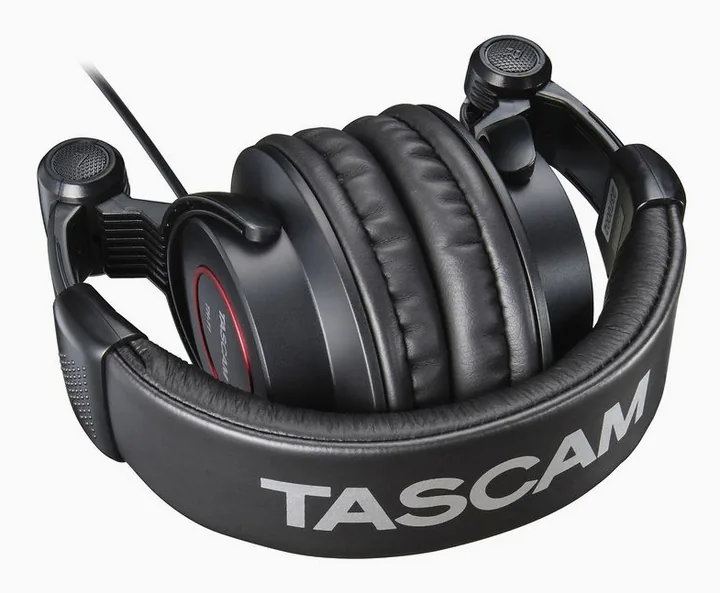 Tascam TH-11, kabelingången vid hörkåpan