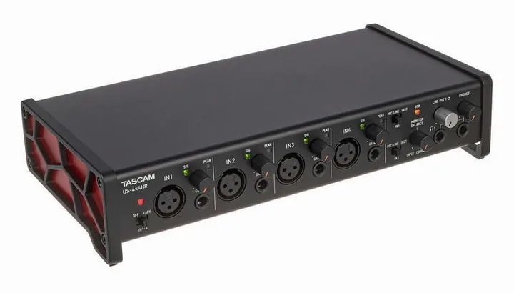 Tascam US-4x4HR, höljet sett från sidan
