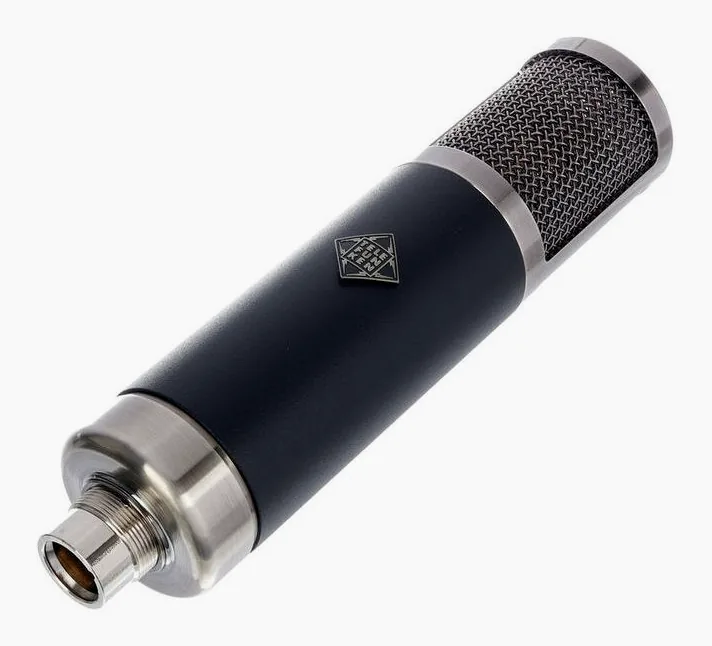 Telefunken TF47, XLR-kontakten i botten
