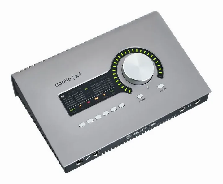 Universal Audio Apollo X4 Gen2 AC, anslutningarna på baksidan