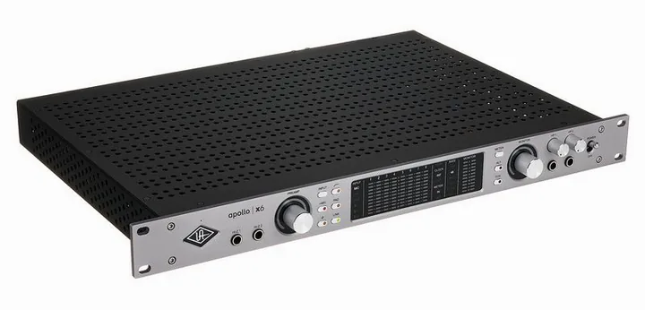 Universal Audio Apollo x6 Gen2 AC, höljet sett från sidan