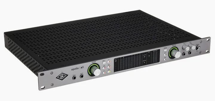 Universal Audio Apollo x8 Gen2 AC, anslutningarna på baksidan