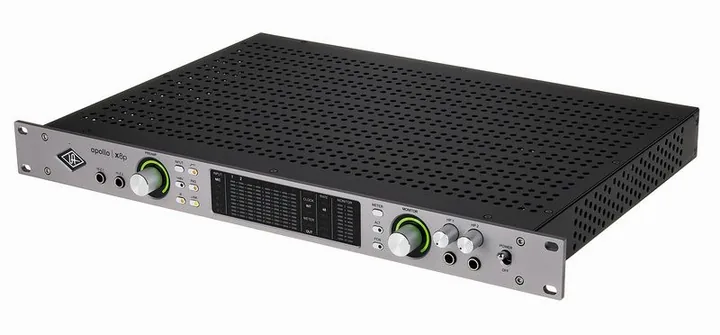 Universal Audio Apollo x8p Gen2 AC, höljet sett från sidan