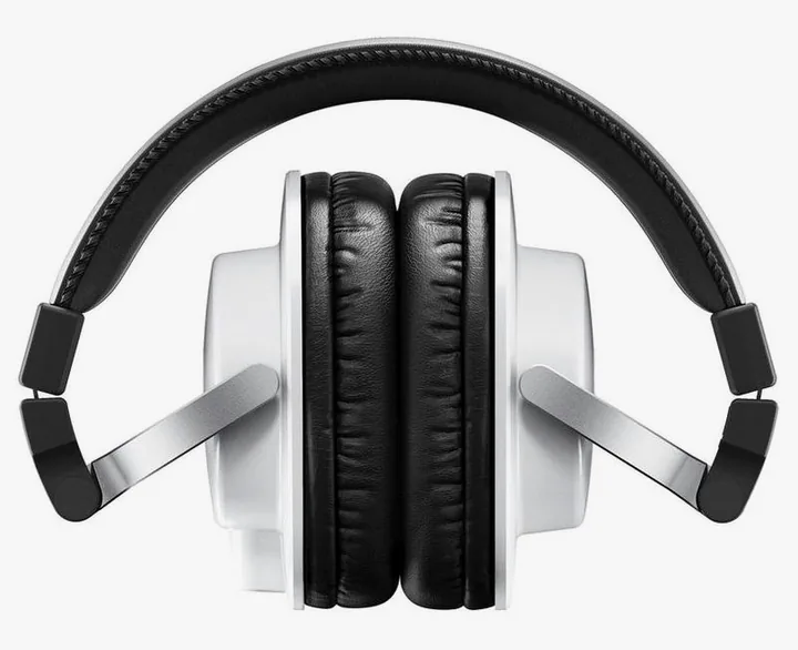 Yamaha HPH-MT5W, kabelingången vid hörkåpan