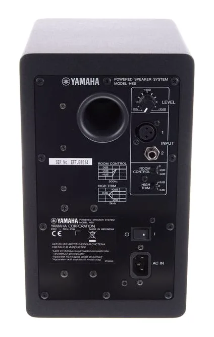 Yamaha HS 5 Desktop Stand Bundle, fronten med woofer och diskant