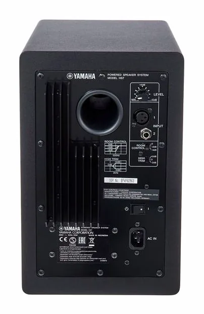 Yamaha HS 7 M-Control Bundle, baksidan med anslutningarna