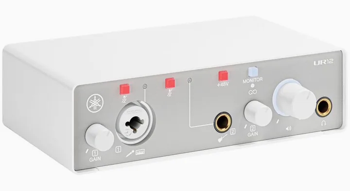 Yamaha UR12 MK3 White, anslutningarna på baksidan