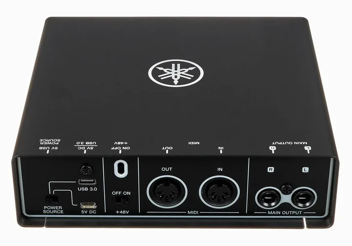 Yamaha URX22C, ingångarna på framsidan