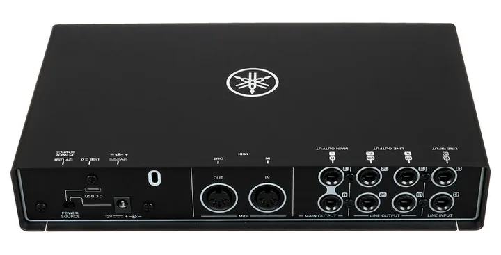 Yamaha URX44C, frontpanelen med rattarna