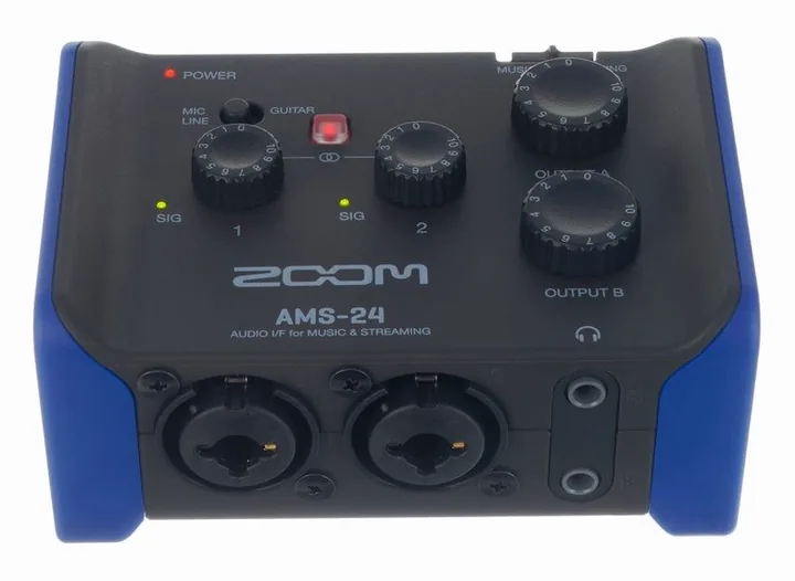 Zoom AMS-24, ingångarna på framsidan
