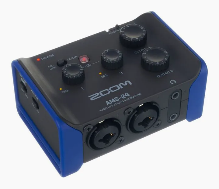 Zoom AMS-24, ingångarna på framsidan