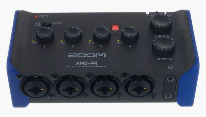 Zoom AMS-44, ingångarna på framsidan